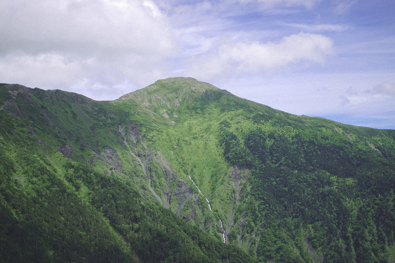 緑豊かな山肌の上河内岳を聖岳方面から撮影した山岳風景