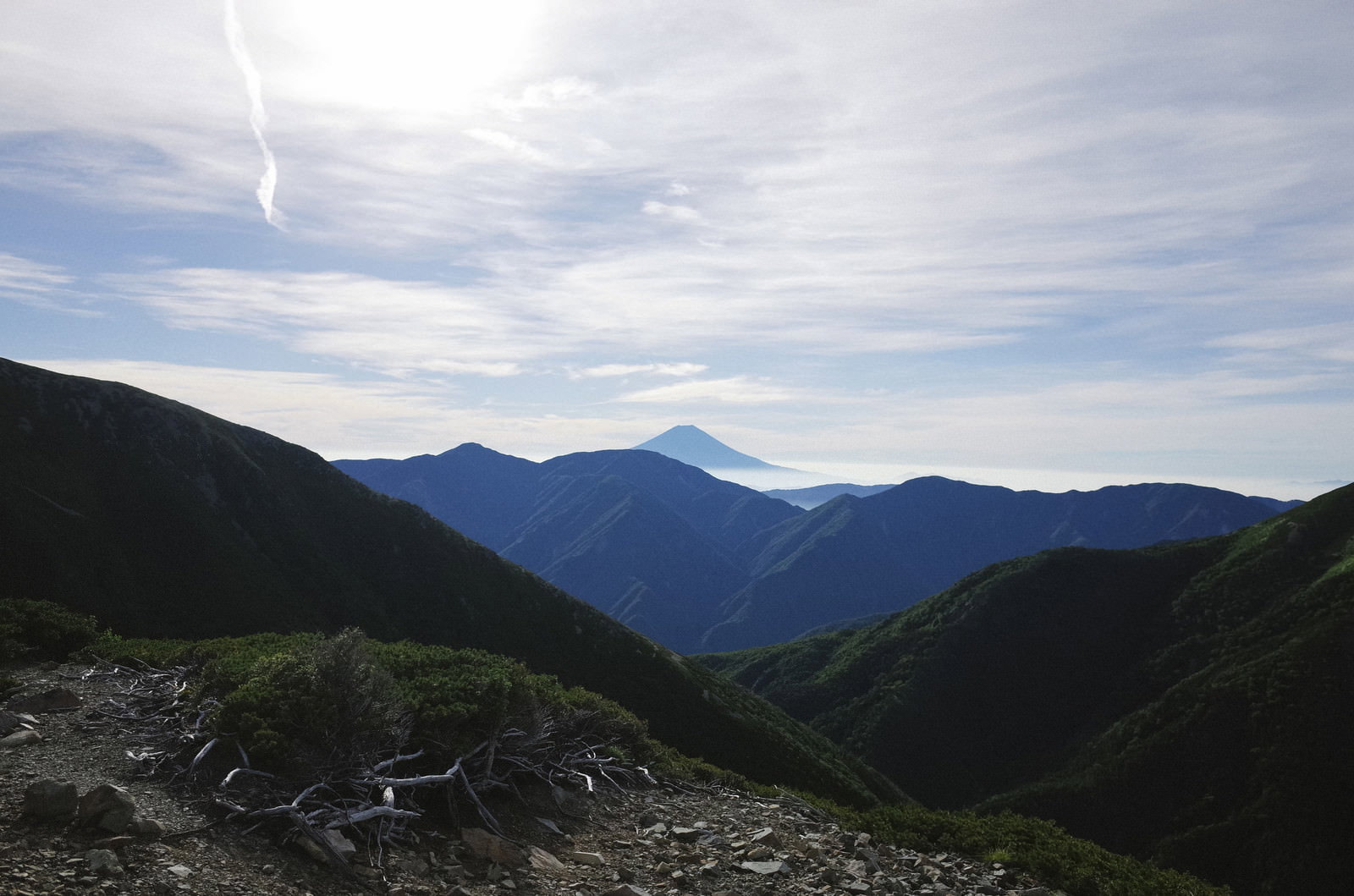聖岳登山道から撮影した富士山の風景、青空と緑の山々