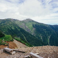 聖平の展望台から見る上河内岳と聖岳、青空の山岳風景の写真
