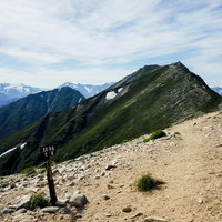 北アルプス奥地へと向かう稜線、常念岳からの山並みの写真