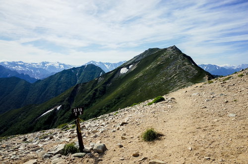 北アルプス奥地へと向かう稜線、常念岳からの山並み