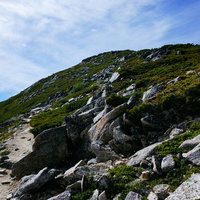 北アルプス表銀座の登山道で常念岳へ続く岩場の写真