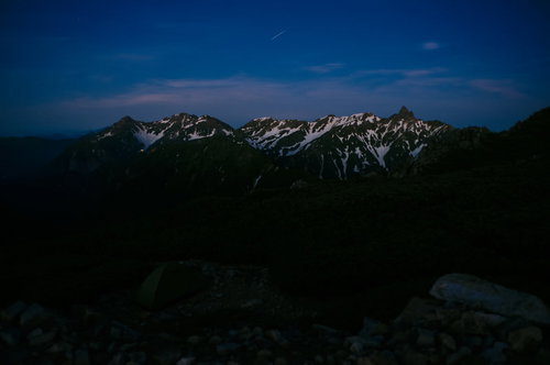 夜明けを待つ北アルプスの槍ヶ岳と常念岳の雪景色
