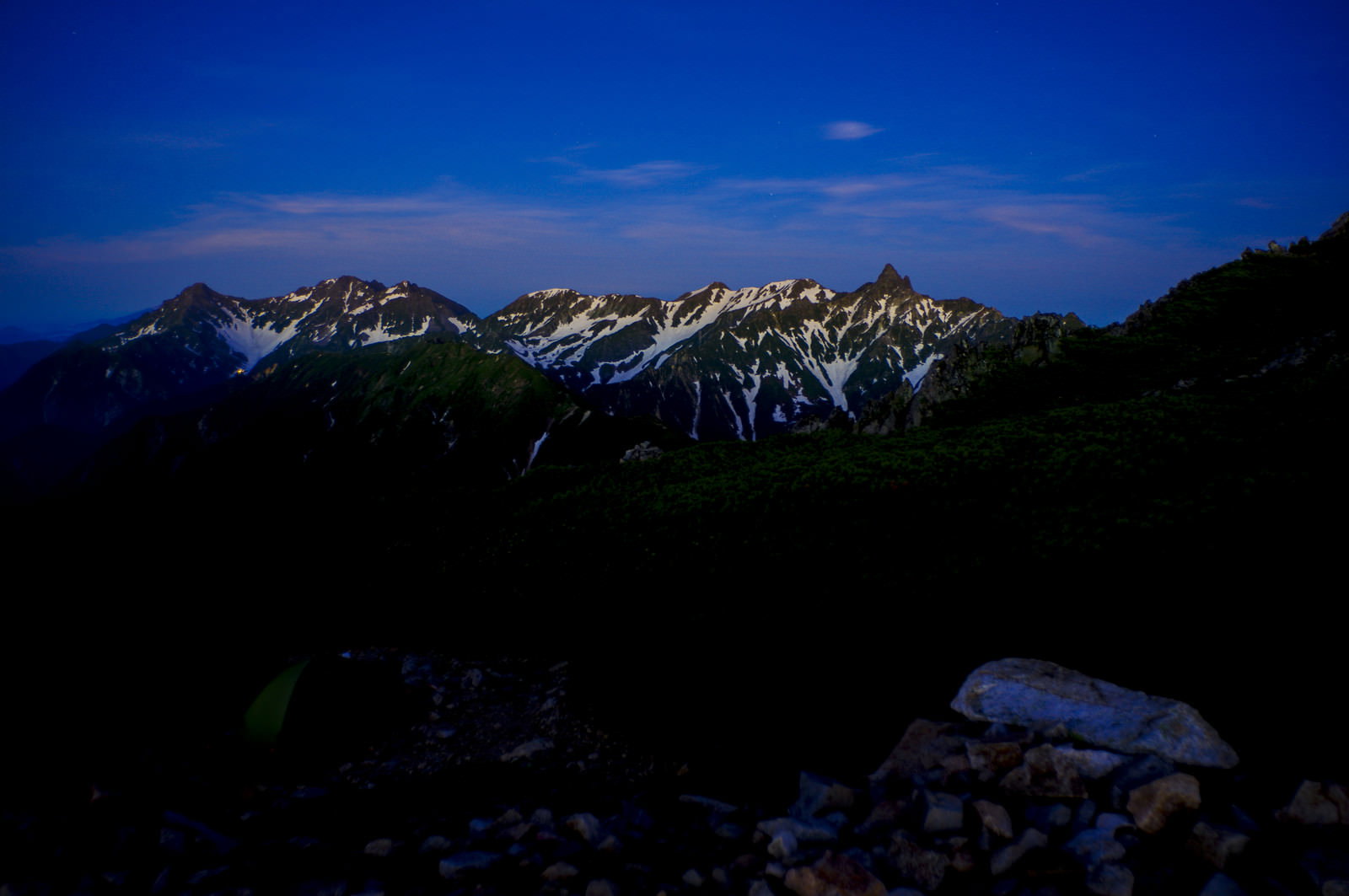 夜明けの薄明の中、大天井岳から見た槍ヶ岳と常念岳の山並み
