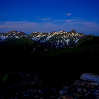 大天井岳から見る槍ヶ岳と常念岳の夜明け、朝焼けの北アルプスの写真