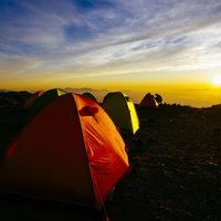 大天井岳のテント場で迎える朝日と常念岳のシルエットの写真