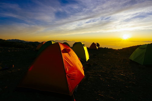大天井岳のテント場で迎える朝日と常念岳のシルエット