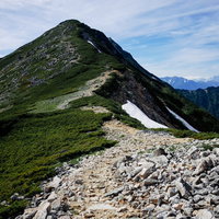 常念岳から大天井岳まで続く稜線と登山道の風景の写真