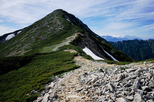 常念岳から大天井岳まで続く稜線と登山道の風景