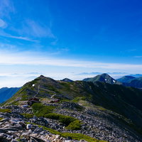 大天井岳山頂から見る常念岳と山荘、日本百名山の稜線の写真
