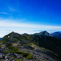 日本百名山の大天井岳山頂から見る常念岳方面の稜線の写真