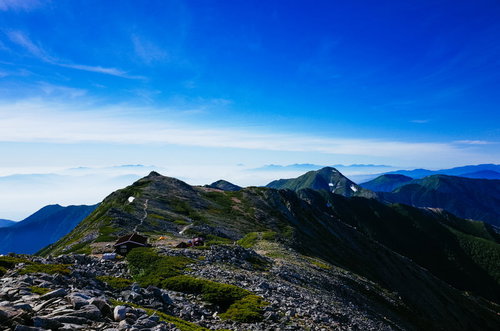 日本百名山の大天井岳山頂から見る常念岳方面の稜線