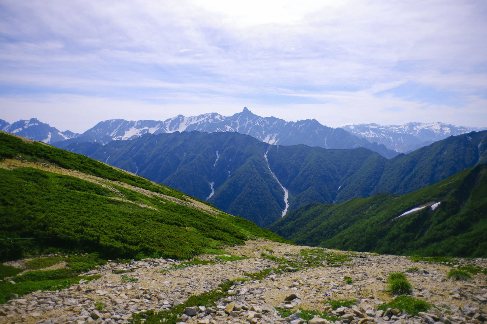 大天井岳手前の登山道から見た槍ヶ岳の山岳風景