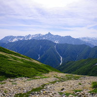 大天井岳手前から見る槍ヶ岳と常念岳の山並みの写真