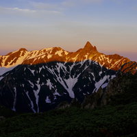 大天井岳方面から見る槍ヶ岳の朝日、常念岳からの眺望の写真