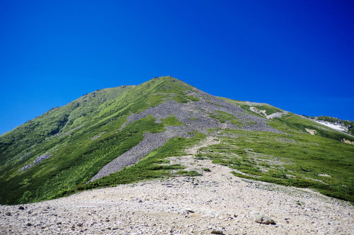 常念小屋から見る常念岳山頂方面の登山道と稜線