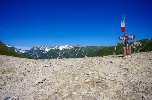 常念小屋から見える槍ヶ岳方面と雪化粧した山々（常念岳）