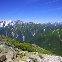 常念岳山頂から見る北アルプス中央方面の雪山パノラマの写真