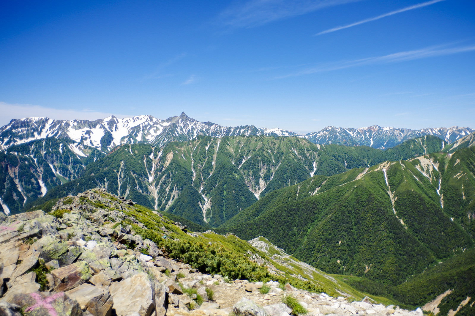 常念岳山頂から撮影した槍ヶ岳方面の山並み、青空と緑の稜線
