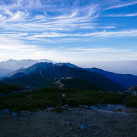 常念岳から見る燕岳方面の登山道と山々の景色の写真
