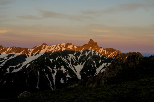 常念岳から望む朝日に燃える槍ヶ岳と北アルプスの雪山