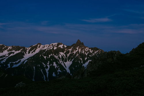 朝焼けに照らされ始める槍ヶ岳と常念岳の山並み
