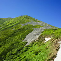 森林限界を越えた常念岳の稜線と登山道、北アルプスの雄大な山岳風景の写真