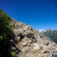 槍ヶ岳を眺めながら登る常念岳のガレ場と北アルプスの絶景の写真