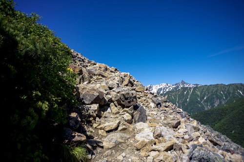 槍ヶ岳を眺めながら登る常念岳のガレ場と北アルプスの絶景