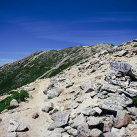 横通岳を通過して大天井岳へと向かう登山道の標識と岩場の写真