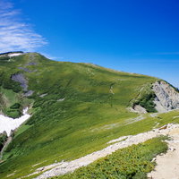 気持ちよい登山道が続く表銀座の稜線（常念岳）の写真
