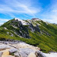 燕岳から眺める常念岳と燕山荘方面の山々、雄大な稜線風景の写真