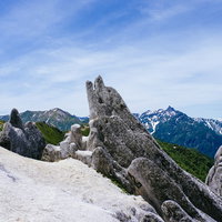 燕岳の名物イルカ岩と常念岳の山並み、北アルプスの稜線風景の写真