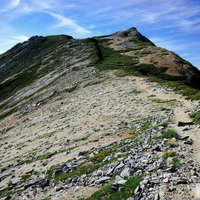 常念岳の白い砂地が特徴的な表銀座登山道の写真
