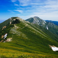 表銀座の稜線と常念岳の山容、北アルプスの登山道の景観の写真