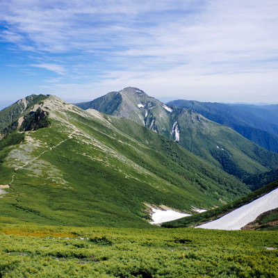 表銀座登山道から見た常念岳方面の山々と北アルプスの雄大な稜線の写真
