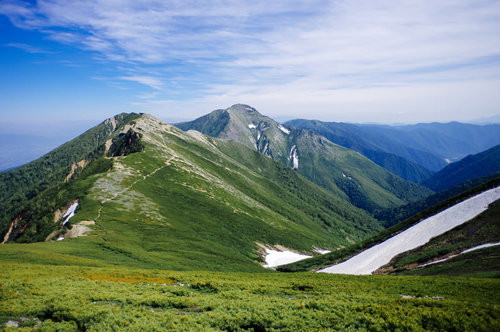 表銀座登山道から見た常念岳方面の山々と北アルプスの雄大な稜線