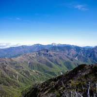 山深い足尾に連なる皇海山と日本百名山の山々の写真