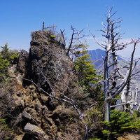 岩肌に作られた道を歩く皇海山クラシックルートの登山風景の写真