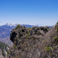 崖が続く皇海山クラシックルートの険しい岩肌の写真