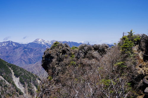 崖が続く皇海山クラシックルートの険しい岩肌