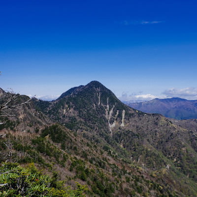 庚申山から見る皇海山と雲海に浮かぶ日本百名山の景色の写真