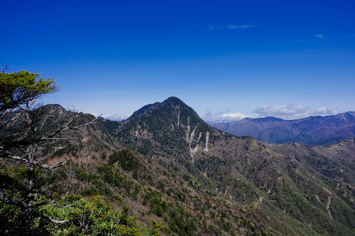 庚申山から見る皇海山と雲海に浮かぶ日本百名山の景色