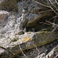 皇海山の日本百名山・庚申山中腹に建つ岩肌の祠の写真