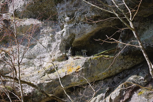 皇海山の日本百名山・庚申山中腹に建つ岩肌の祠