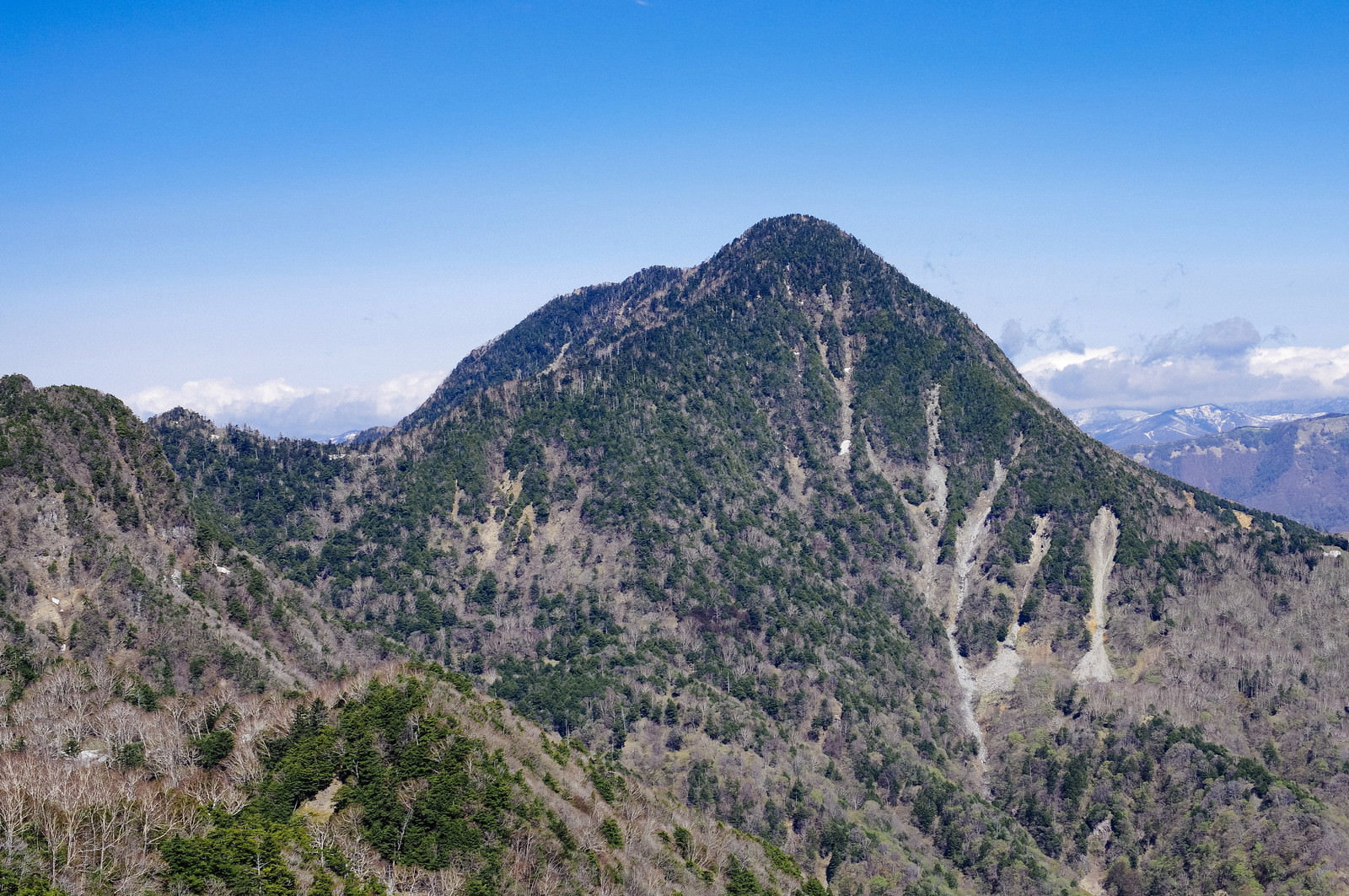 庚申山山頂から眺める皇海山の雄大な山容と青空