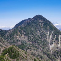 庚申山の山頂から眺める皇海山と日本百名山の絶景の写真