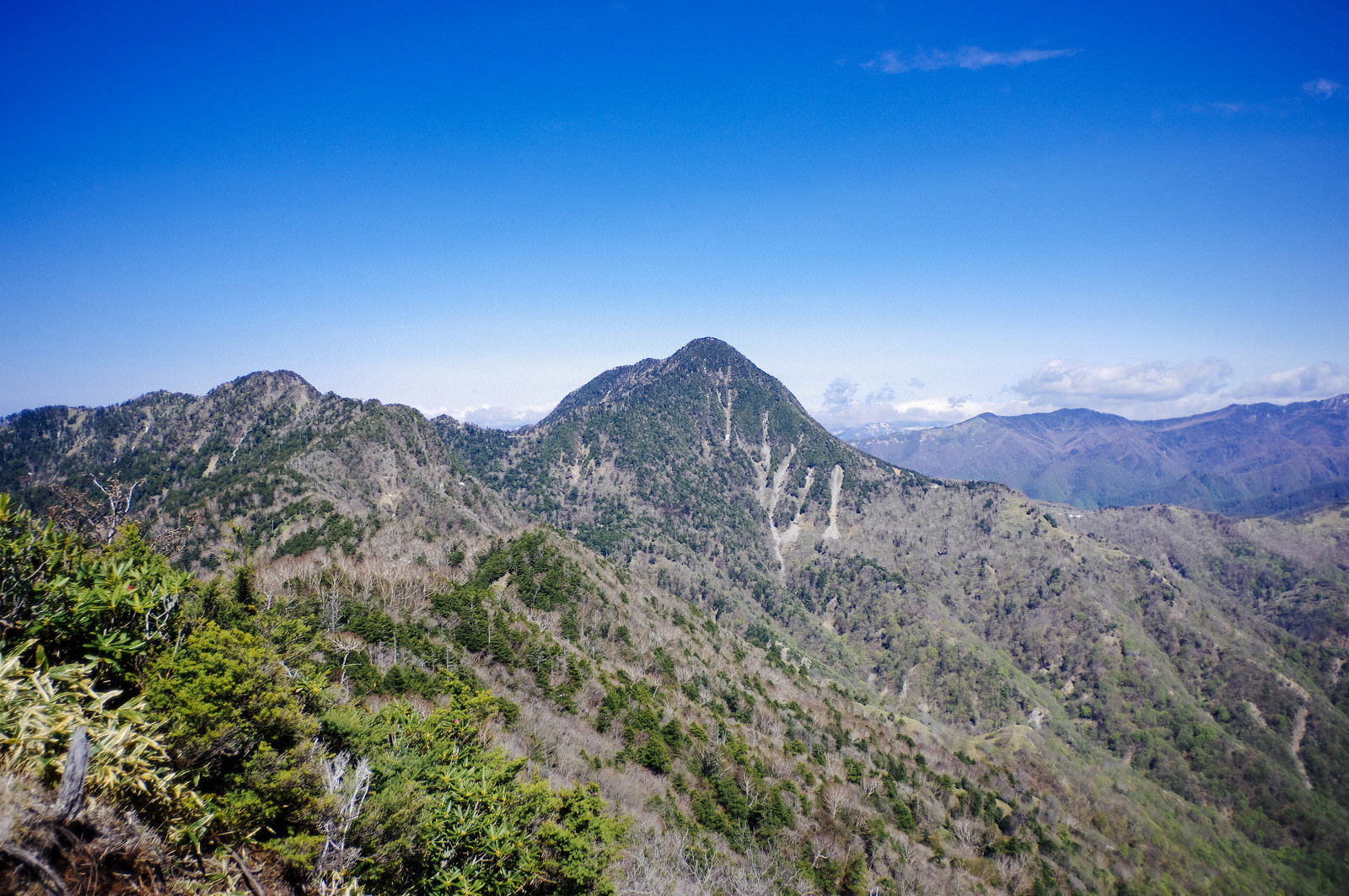 快晴の皇海山山頂からの眺望