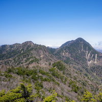 日本百名山の皇海山と周囲の山深い稜線の雄大な山容の写真