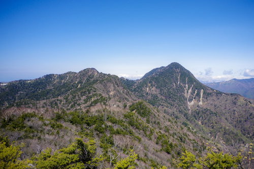 日本百名山の皇海山と周囲の山深い稜線の雄大な山容